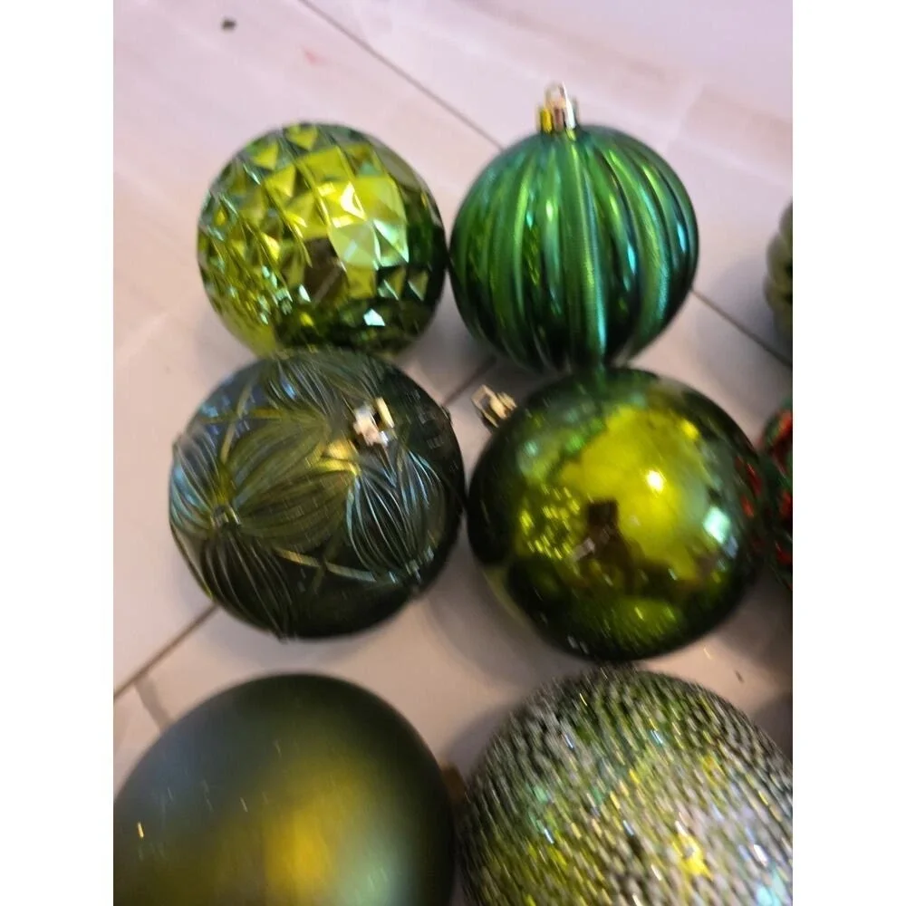 HOLIDAY‎ TIME 18 SHATTERPROOF HANGING ORNAMENTS ROUND BALLS Green